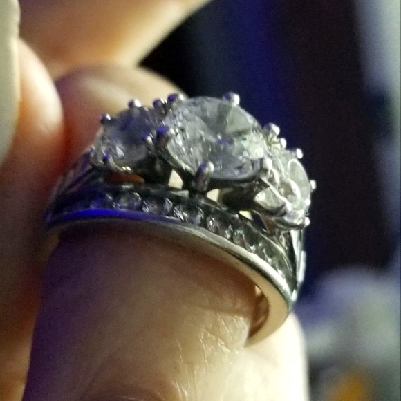 BEAUTIFUL RING! - Picture 3 of 7